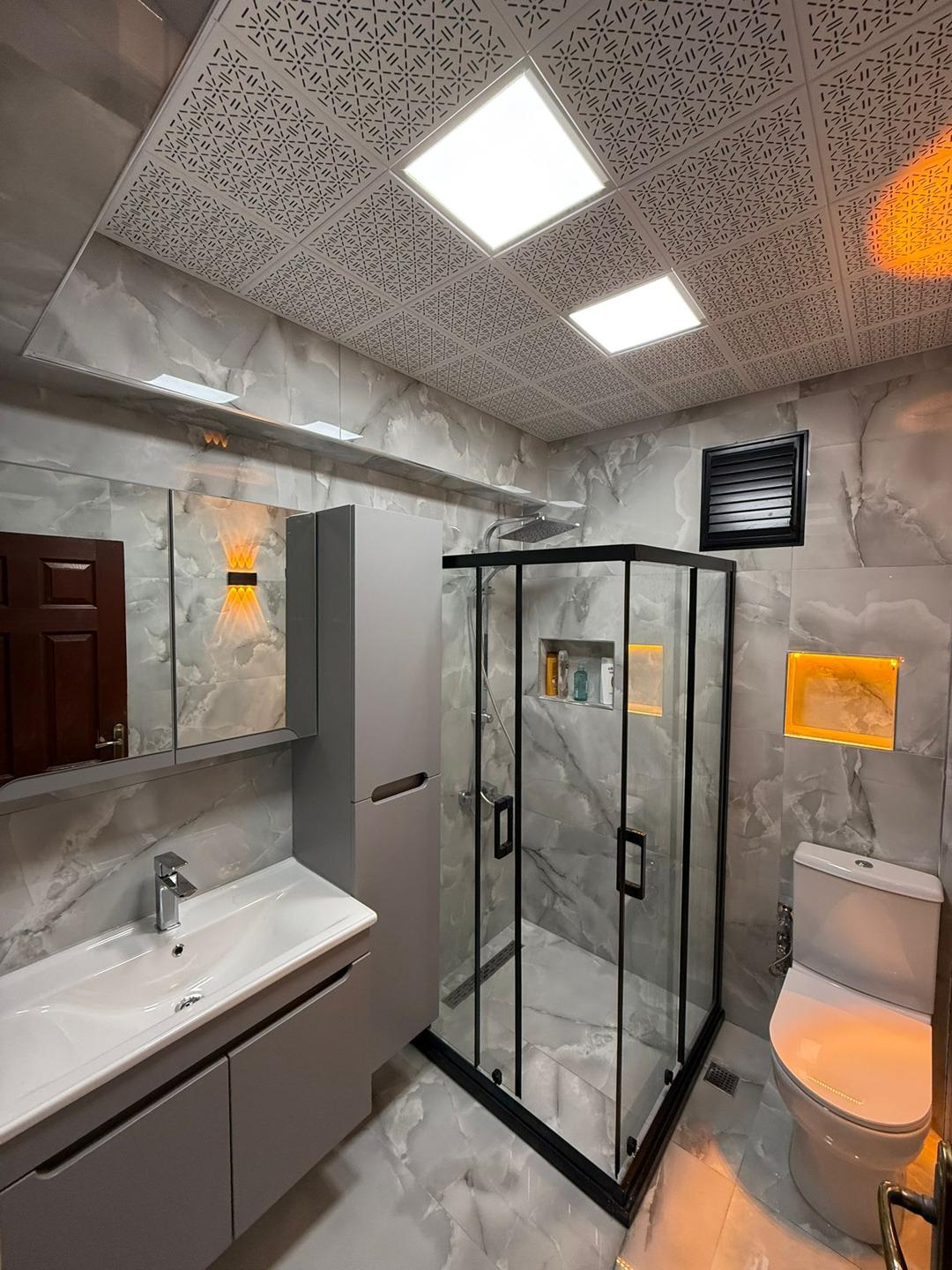 Yeniden inşa edilmiş modern bir banyo